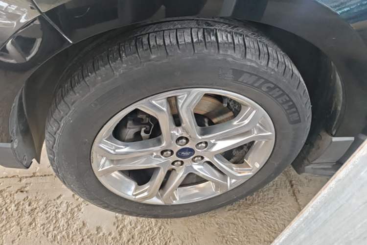 Used Ford Edge 2016 EcoBoost 245 Two-Wheel-Drive Titanium 7-Seater Left Front Wheel Hub