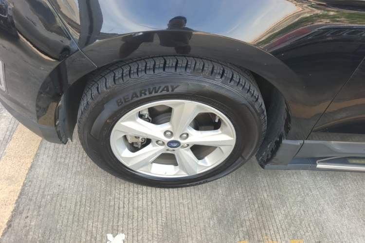Used Ford Edge 2016 EcoBoost 245 Two-Wheel-Drive Titanium 5-Seater Left Front Wheel Hub