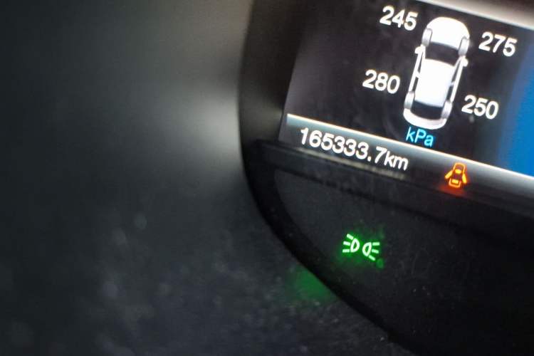 Used Ford Edge 2016 EcoBoost 245 Two-Wheel-Drive Titanium 7-Seater Odometer Close Up