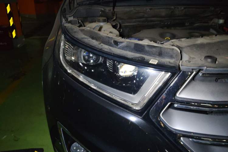 Used Ford Edge 2016 EcoBoost 245 Four-Wheel Drive Titanium Edition 7-Seater Right Front Headlight