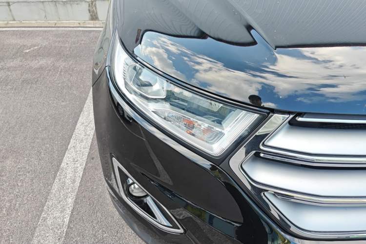 Used Ford Edge 2016 EcoBoost 245 Two-Wheel-Drive Titanium 5-Seater Right Front Headlight