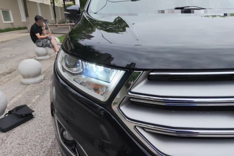 Used Ford Edge 2016 EcoBoost 245 Two-Wheel-Drive Titanium 5-Seater Right Front Headlight