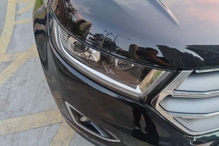 Used Ford Edge 2016 EcoBoost 245 Two-Wheel-Drive Titanium 5-Seater Right Front Headlight