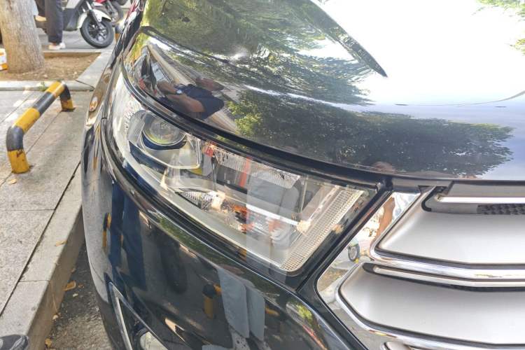 Used Ford Edge 2016 EcoBoost 245 Two-Wheel-Drive Titanium 5-Seater Right Front Headlight