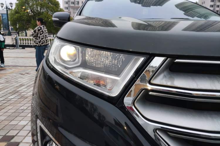 Used Ford Edge 2016 EcoBoost 245 Two-Wheel-Drive Platinum Edition 7-Seater Right Front Headlight