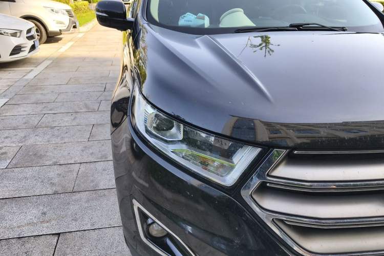Used Ford Edge 2016 EcoBoost 245 Two-Wheel-Drive Titanium 5-Seater Right Front Headlight