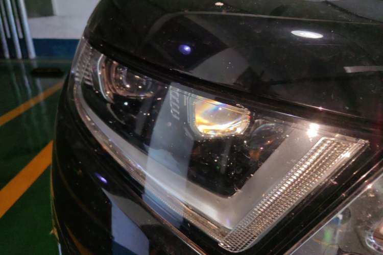 Used Ford Edge 2016 EcoBoost 245 Two-Wheel-Drive Titanium 7-Seater Right Front Headlight