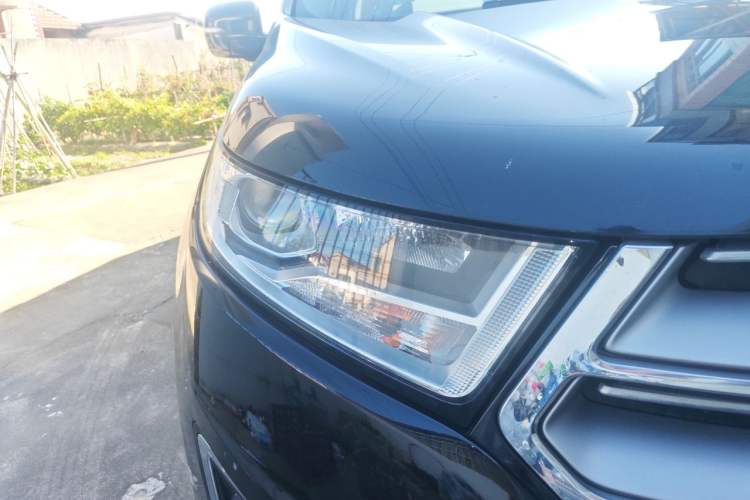 Used Ford Edge 2016 EcoBoost 245 Two-Wheel-Drive Titanium 5-Seater Right Front Headlight