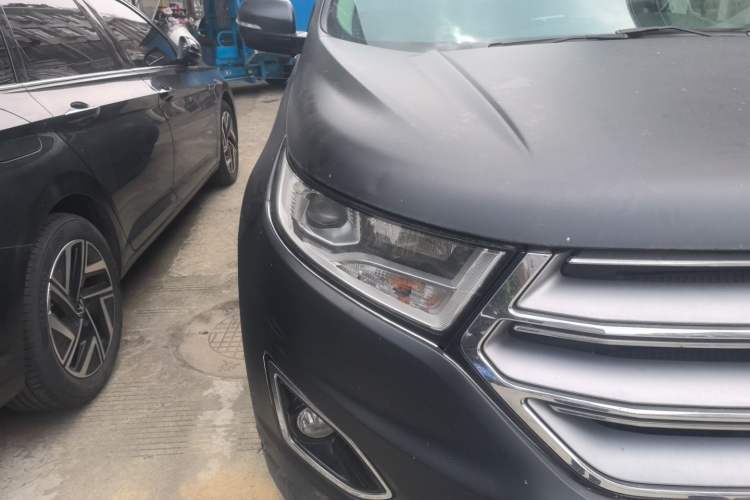 Used Ford Edge 2016 EcoBoost 245 Two-Wheel-Drive Titanium 5-Seater Right Front Headlight