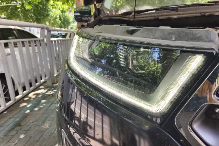 Used Ford Edge 2016 EcoBoost 245 Two-Wheel-Drive Titanium 7-Seater Right Front Headlight