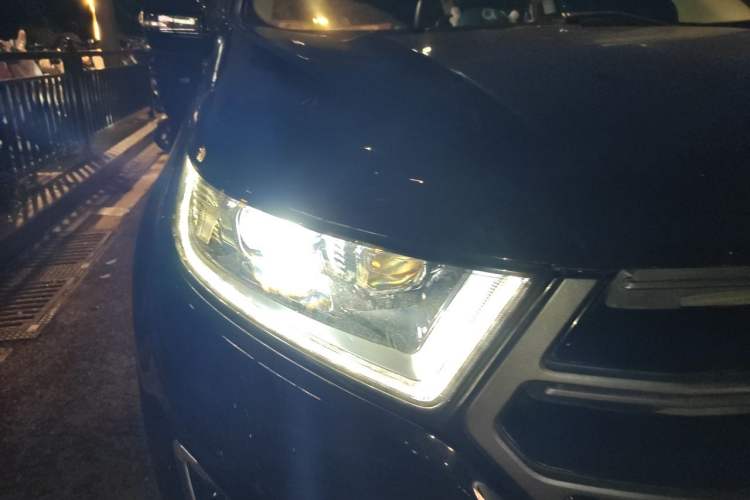 Used Ford Edge 2016 EcoBoost 330 V6 Four-Wheel Drive Sporty 7-Seater Right Front Headlight
