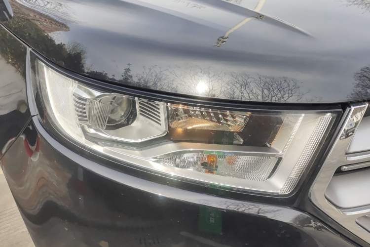 Used Ford Edge 2016 EcoBoost 245 Two-Wheel-Drive Titanium 5-Seater Right Front Headlight