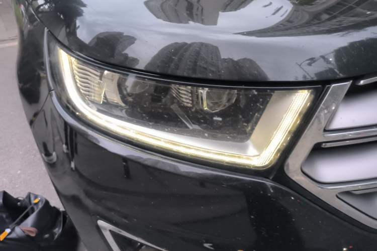 Used Ford Edge 2016 EcoBoost 245 Four-Wheel Drive Titanium Edition 7-Seater Right Front Headlight