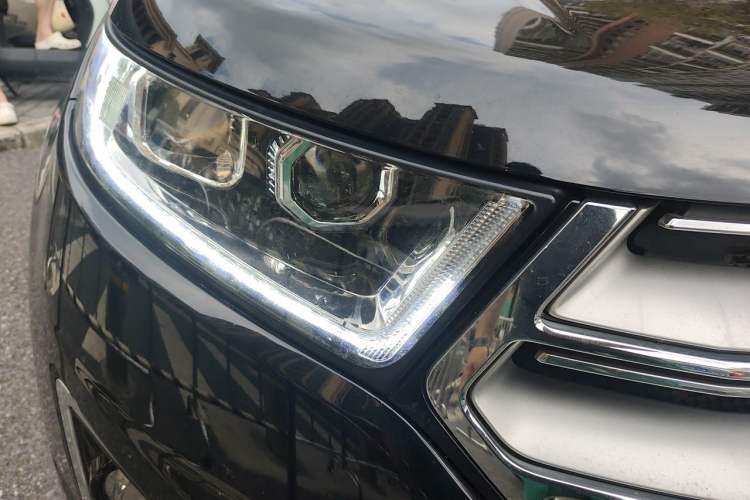 Used Ford Edge 2016 EcoBoost 245 Two-Wheel-Drive Titanium 5-Seater Right Front Headlight