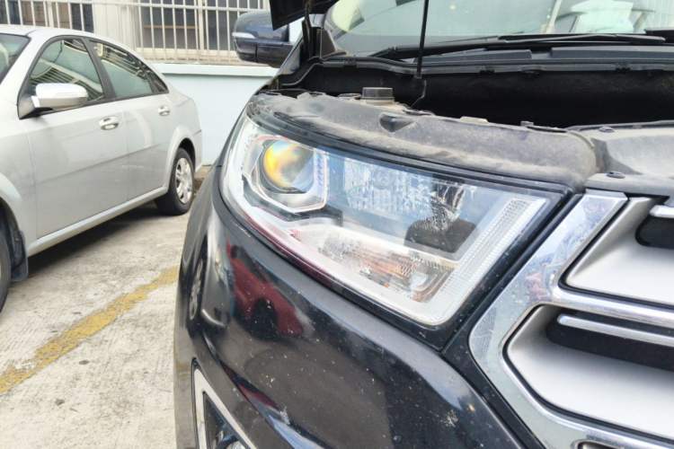 Used Ford Edge 2016 EcoBoost 245 Two-Wheel-Drive Titanium 5-Seater Right Front Headlight