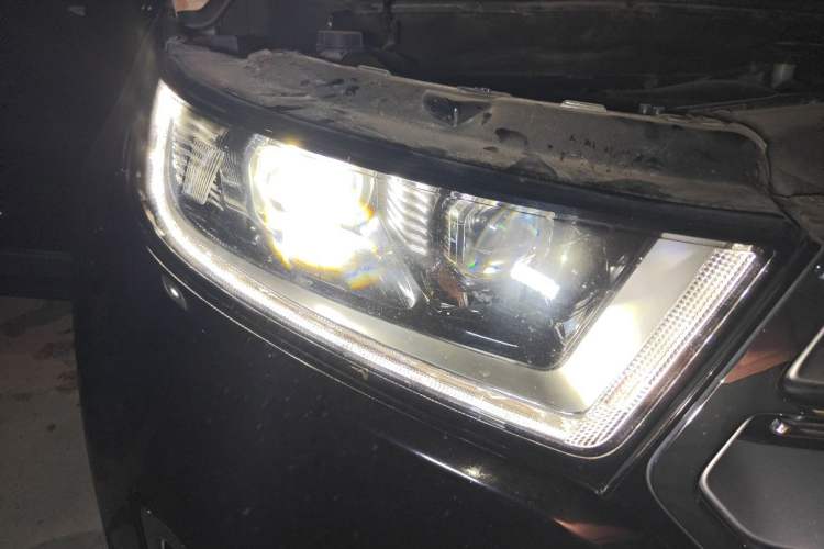 Used Ford Edge 2016 EcoBoost 245 Four-Wheel Drive Titanium 7-Seater Right Front Headlight