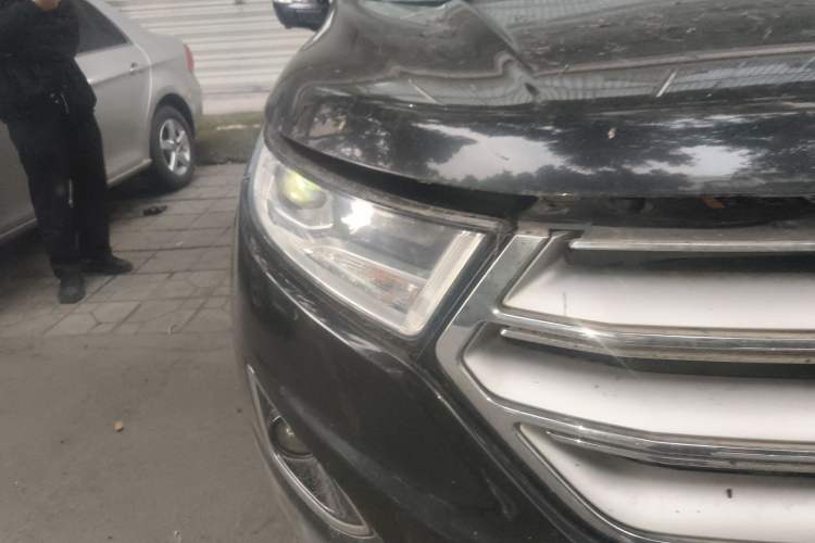 Used Ford Edge 2016 EcoBoost 245 Two-Wheel-Drive Titanium 5-Seater Right Front Headlight