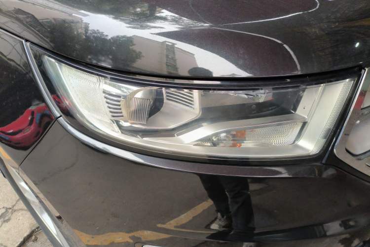 Used Ford Edge 2016 EcoBoost 245 Two-Wheel-Drive Titanium 5-Seater Right Front Headlight