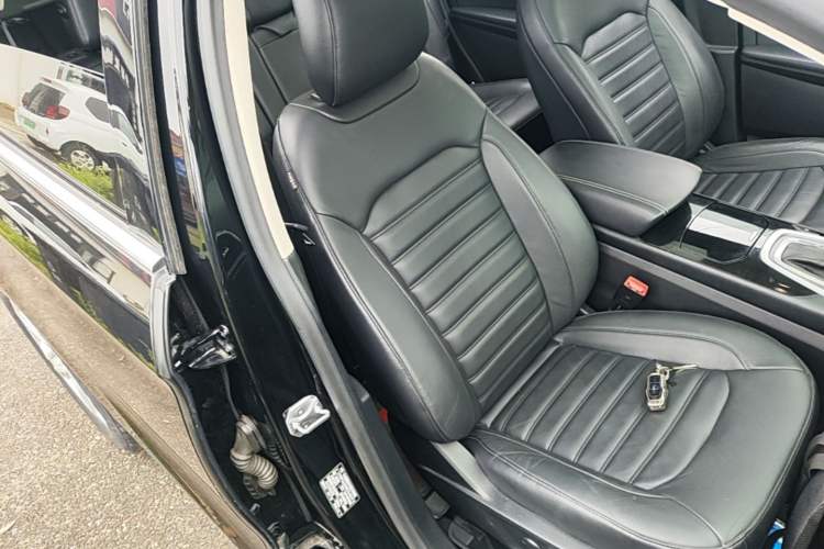 Used Ford Edge 2016 EcoBoost 245 Two-Wheel-Drive Titanium 7-Seater Right Front Seat