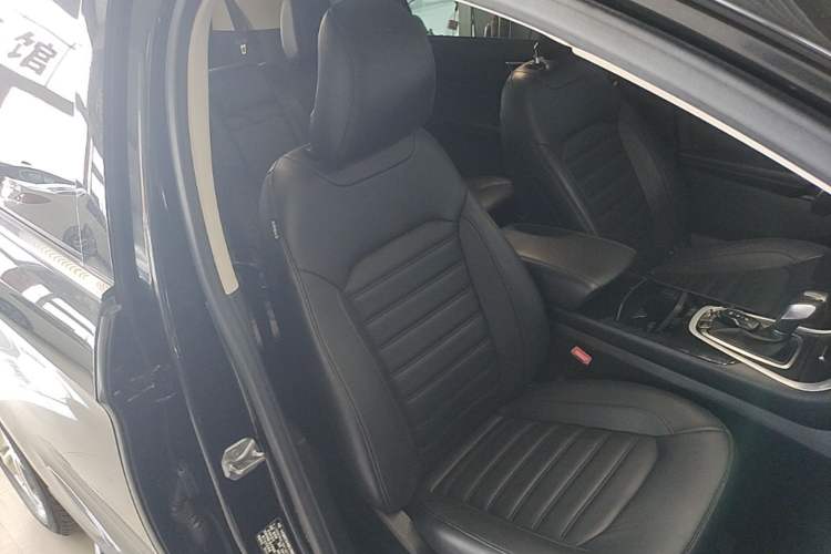 Used Ford Edge 2016 EcoBoost 245 Two-Wheel-Drive Titanium 7-Seater Right Front Seat