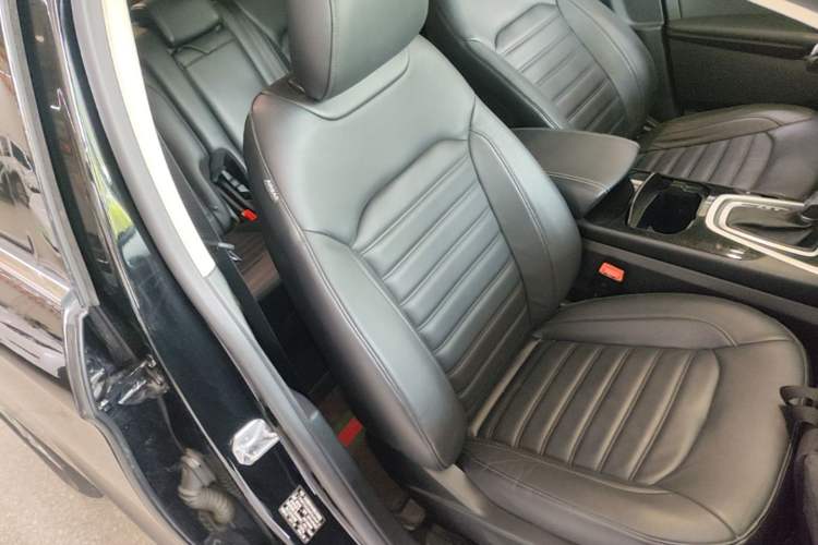 Used Ford Edge 2016 EcoBoost 245 Two-Wheel-Drive Titanium 7-Seater Right Front Seat