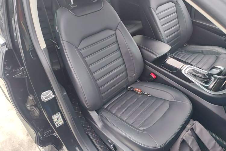 Used Ford Edge 2016 EcoBoost 245 Two-Wheel-Drive Titanium 7-Seater Right Front Seat
