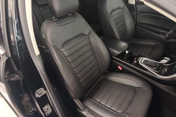 Used Ford Edge 2016 EcoBoost 245 Two-Wheel-Drive Platinum Edition 7-Seater Right Front Seat