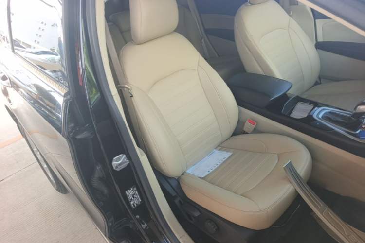 Used Ford Edge 2016 EcoBoost 245 Two-Wheel-Drive Titanium 5-Seater Right Front Seat