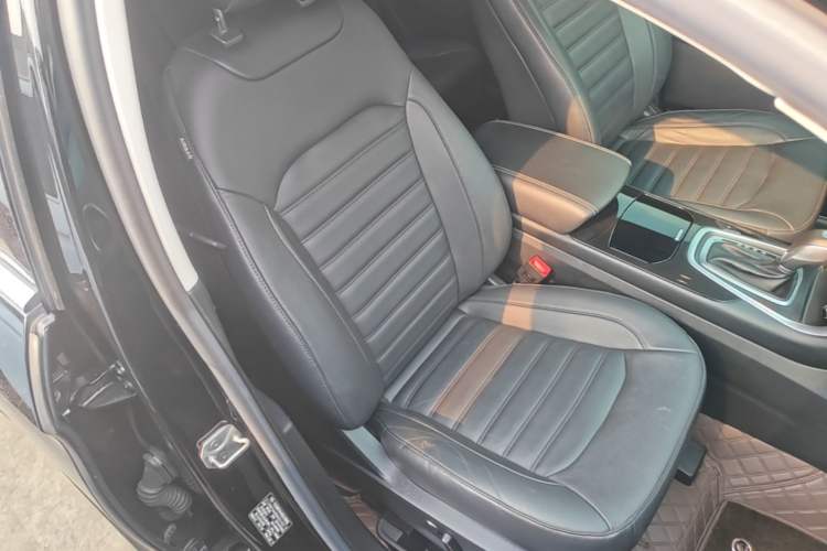 Used Ford Edge 2016 EcoBoost 245 Two-Wheel-Drive Titanium 7-Seater Right Front Seat
