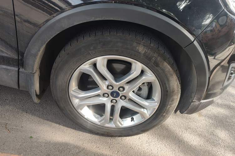 Used Ford Edge 2016 EcoBoost 245 Two-Wheel-Drive Titanium 7-Seater Right Front Wheel Hub
