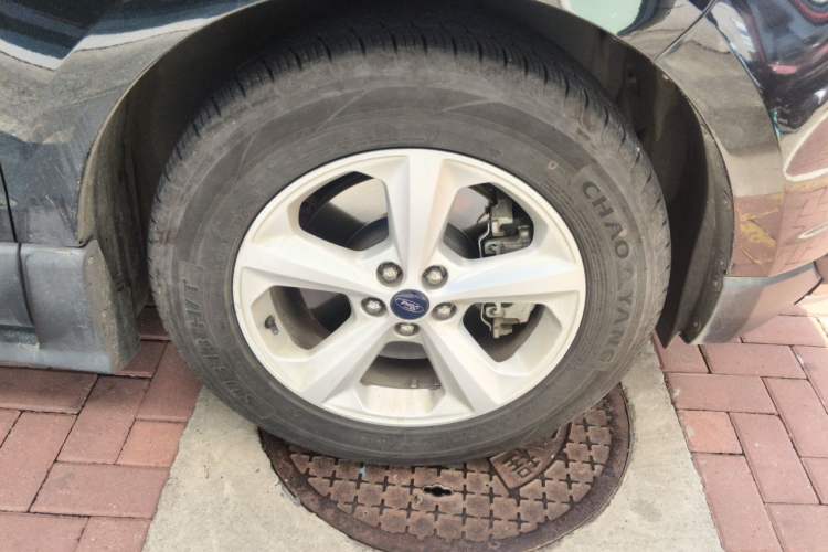Used Ford Edge 2016 EcoBoost 245 Two-Wheel-Drive Titanium 5-Seater Right Front Wheel Hub