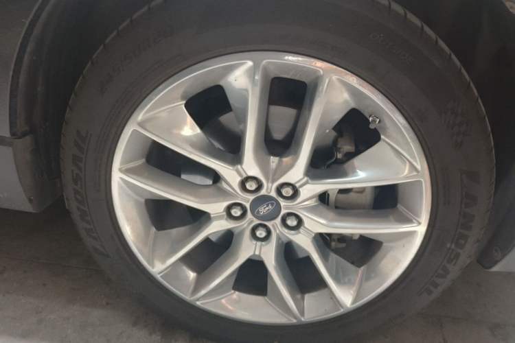 Used Ford Edge 2016 EcoBoost 245 Four-Wheel Drive Titanium 7-Seater Right Front Wheel Hub