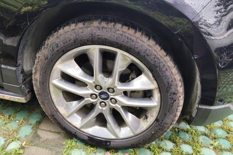 Used Ford Edge 2016 EcoBoost 245 Four-Wheel Drive Titanium 7-Seater Right Front Wheel Hub