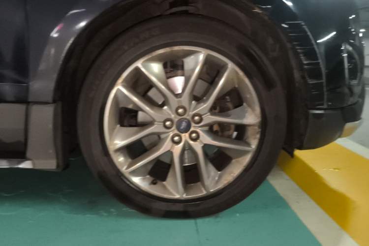 Used Ford Edge 2016 EcoBoost 245 Four-Wheel Drive Titanium 7-Seater Right Front Wheel Hub