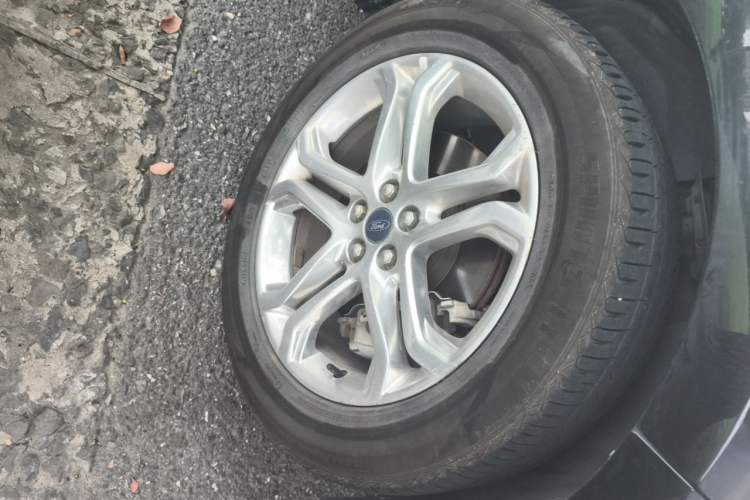 Used Ford Edge 2016 EcoBoost 245 Two-Wheel-Drive Titanium 7-Seater Right Front Wheel Hub