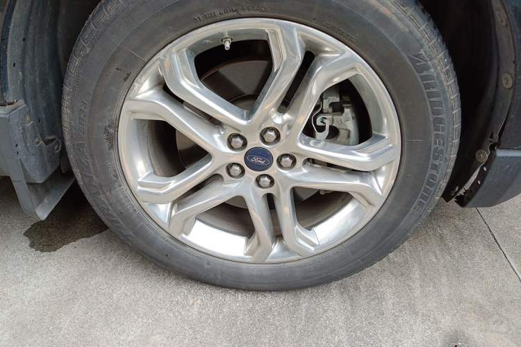 Used Ford Edge 2016 EcoBoost 245 Four-Wheel Drive Titanium Edition 7-Seater Right Front Wheel Hub