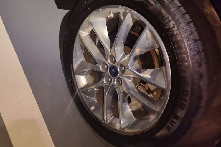 Used Ford Edge 2016 EcoBoost 245 Four-Wheel Drive Titanium 7-Seater Right Front Wheel Hub
