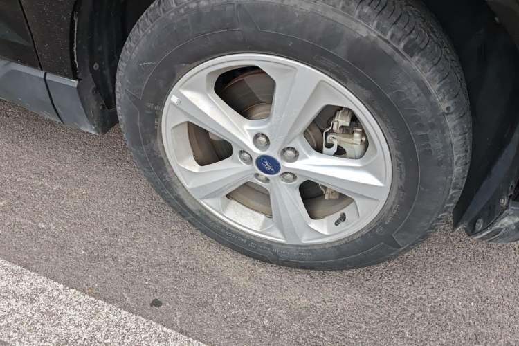 Used Ford Edge 2016 EcoBoost 245 Two-Wheel-Drive Titanium 5-Seater Right Front Wheel Hub