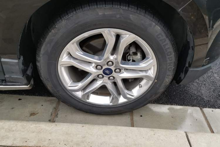 Used Ford Edge 2016 EcoBoost 245 Two-Wheel-Drive Titanium 7-Seater Right Front Wheel Hub