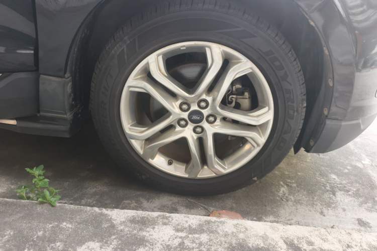 Used Ford Edge 2016 EcoBoost 245 Two-Wheel-Drive Titanium 7-Seater Right Front Wheel Hub