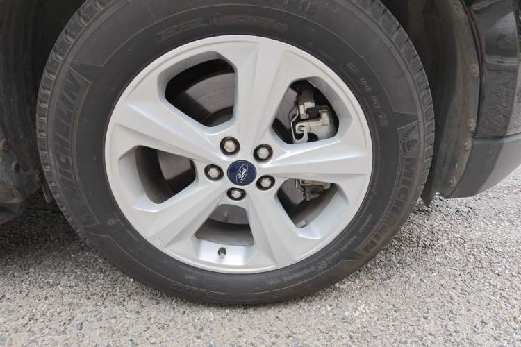 Used Ford Edge 2016 EcoBoost 245 Two-Wheel-Drive Titanium 5-Seater Right Front Wheel Hub