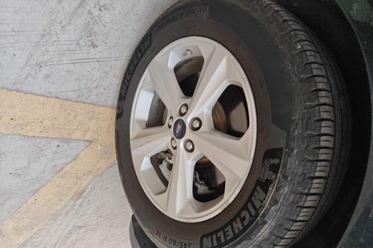 Used Ford Edge 2016 EcoBoost 245 Two-Wheel-Drive Titanium 5-Seater Right Front Wheel Hub