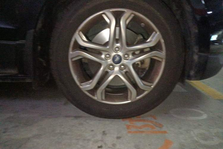 Used Ford Edge 2016 EcoBoost 245 Two-Wheel-Drive Titanium 7-Seater Right Front Wheel Hub