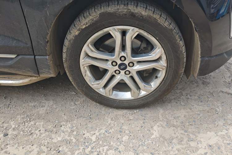 Used Ford Edge 2016 EcoBoost 245 Two-Wheel-Drive Titanium 7-Seater Right Front Wheel Hub