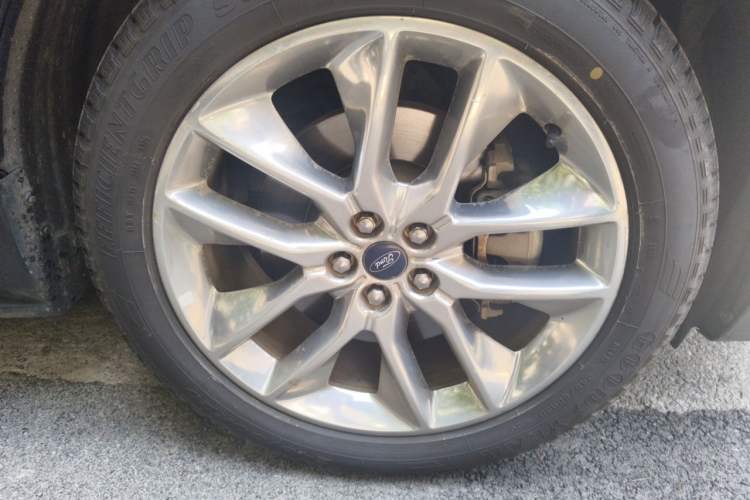 Used Ford Edge 2016 EcoBoost 245 Four-Wheel Drive Titanium 7-Seater Right Front Wheel Hub