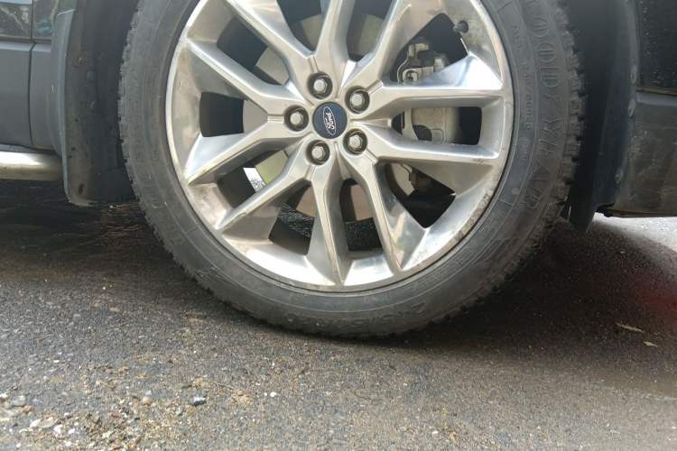 Used Ford Edge 2016 EcoBoost 245 Four-Wheel Drive Titanium 7-Seater Right Front Wheel Hub