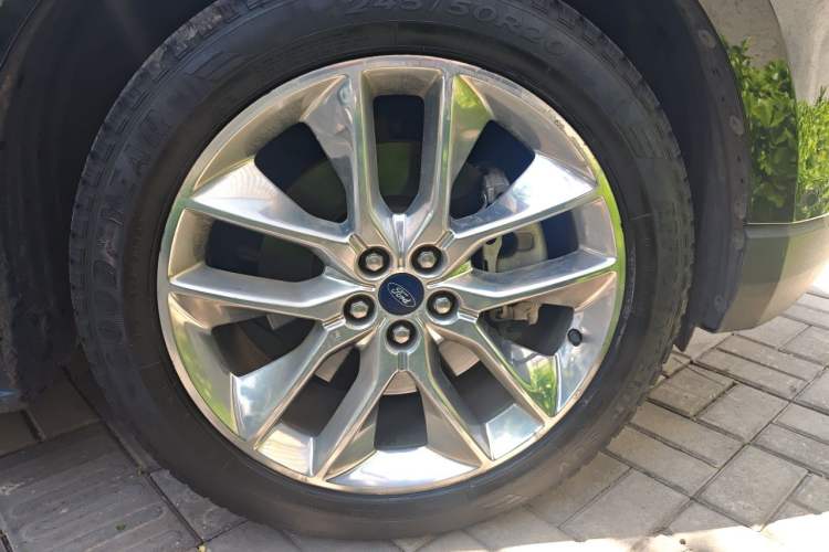 Used Ford Edge 2016 EcoBoost 245 Four-Wheel Drive Titanium 7-Seater Right Front Wheel Hub