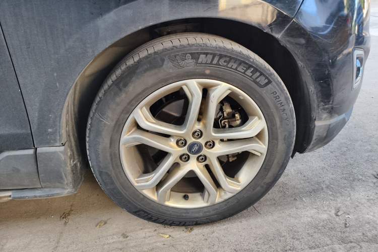 Used Ford Edge 2016 EcoBoost 245 Two-Wheel-Drive Titanium 7-Seater Right Front Wheel Hub