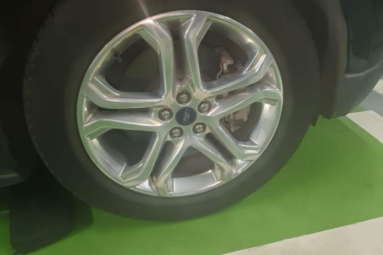 Used Ford Edge 2016 EcoBoost 245 Two-Wheel-Drive Titanium 7-Seater Right Front Wheel Hub