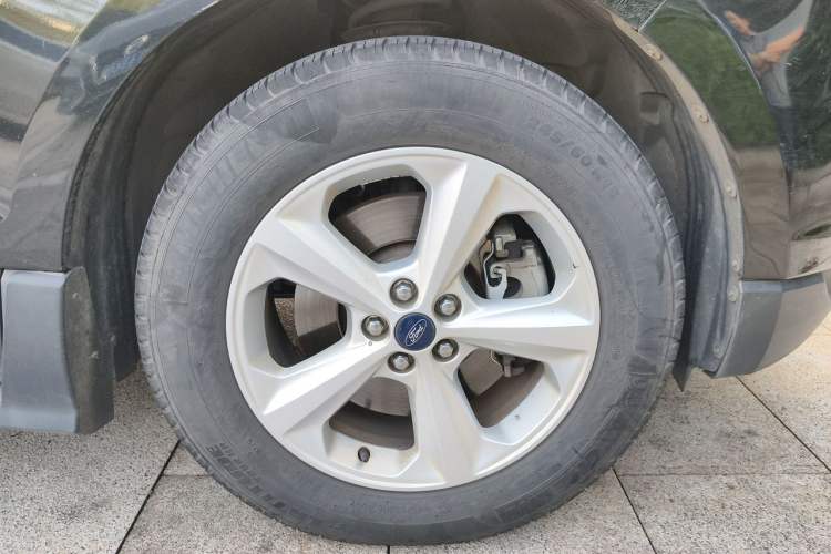 Used Ford Edge 2016 EcoBoost 245 Two-Wheel-Drive Titanium 5-Seater Right Front Wheel Hub